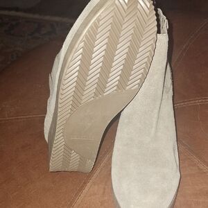 Vionic Light Tan Suede Ankle Boots